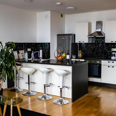 Hermes & 2 Free Garage Secured Parkings *